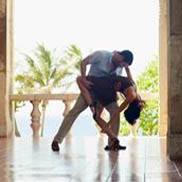 pareja bailando salsa
